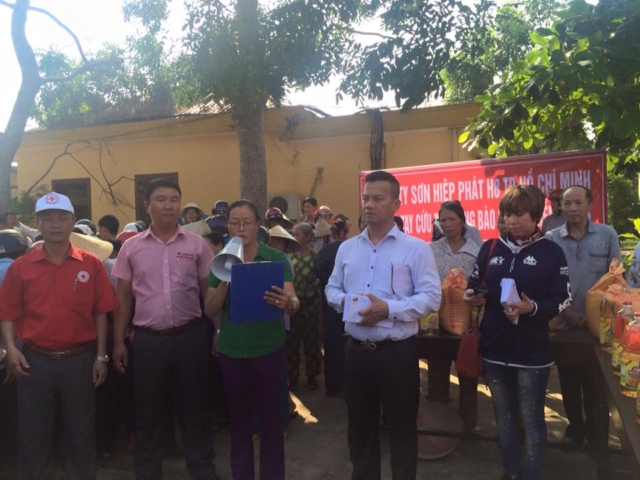 Tu-Thien-Lu-Lut-Mien-Trung-7-17-1 Sơn HIệp Phát - Làm từ thiện miền trung 2017