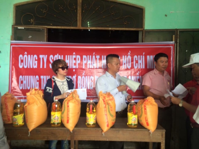 Tu-Thien-Lu-Lut-Mien-Trung-7-17-2 Sơn HIệp Phát - Làm từ thiện miền trung 2017