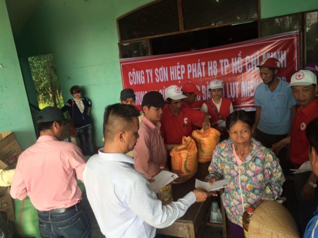 Tu-Thien-Lu-Lut-Mien-Trung-7-17-3 Sơn HIệp Phát - Làm từ thiện miền trung 2017