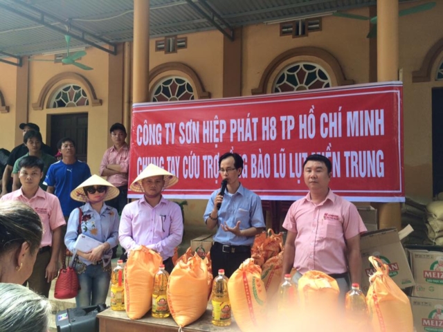 Tu-Thien-Lu-Lut-Mien-Trung-7-17-4 Sơn HIệp Phát - Làm từ thiện miền trung 2017