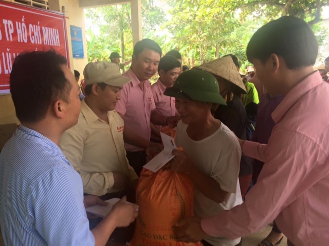 Tu-Thien-Lu-Lut-Mien-Trung-7-17-5 Sơn HIệp Phát - Làm từ thiện miền trung 2017