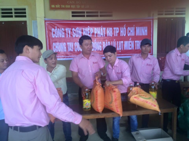 Tu-Thien-Lu-Lut-Mien-Trung-7-17-6 Sơn HIệp Phát - Làm từ thiện miền trung 2017