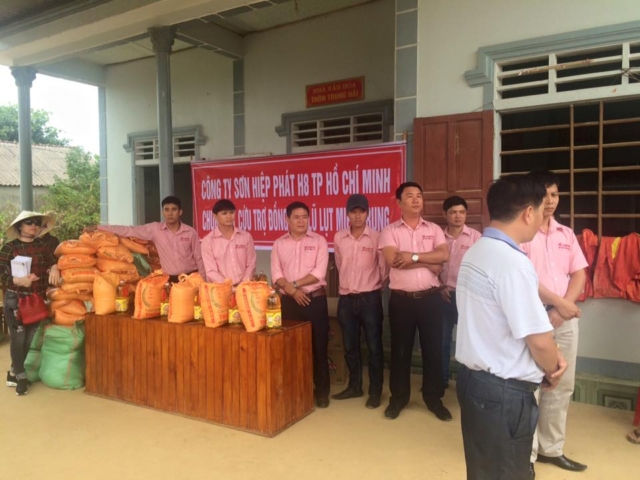 Tu-Thien-Lu-Lut-Mien-Trung-7-17-7 Sơn HIệp Phát - Làm từ thiện miền trung 2017
